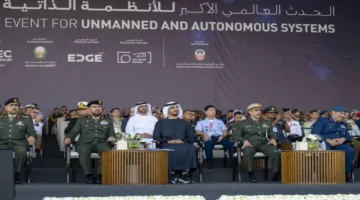 زايد بن محمد بن زايد يتابع العروض الجوية بفعاليات يومكس بقلب العاصمة أبوظبي